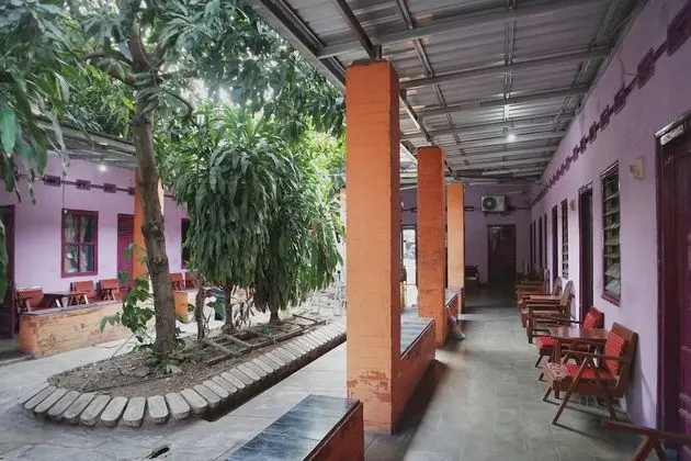 SPOT ON 1972 Aman Family Inn Syariah - Oda Düzeni