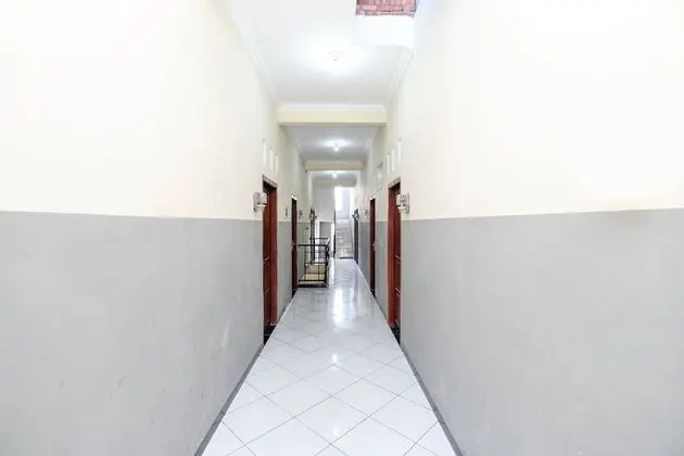 SPOT ON 2209 Solo Point Guest House Syariah - İç Mekan