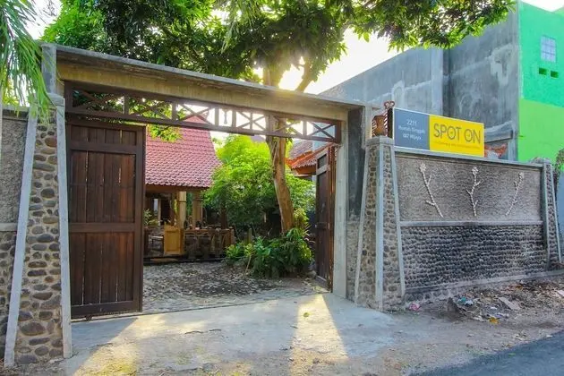SPOT ON 2211 Rumah Singgah 007wijaya - Dış Mekan