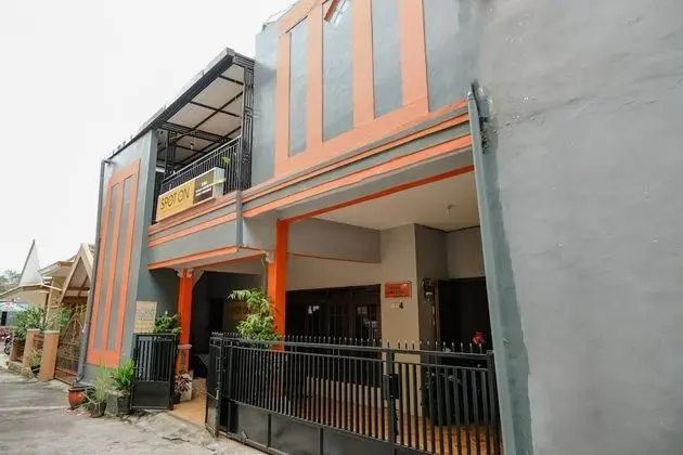 SPOT ON 2368 Dahlia Homestay Family