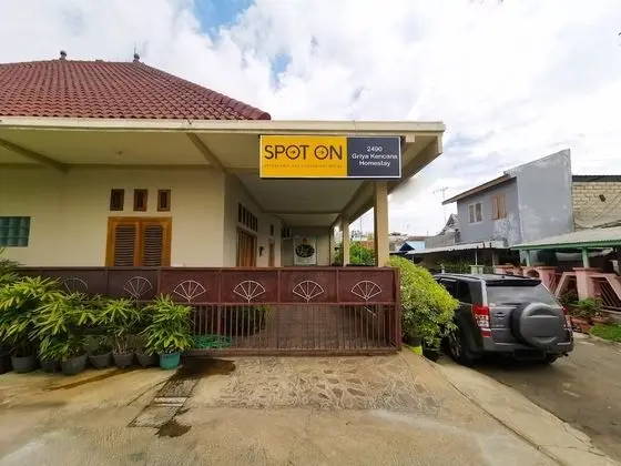 SPOT ON 2490 Griya Kencana Homestay - Dış Mekan