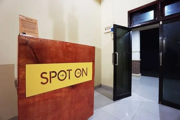 SPOT ON 2530 Tiga Mas Inn - Lobi