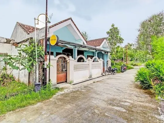 SPOT ON 2546 Griya Widya Syariah - Dış Mekan