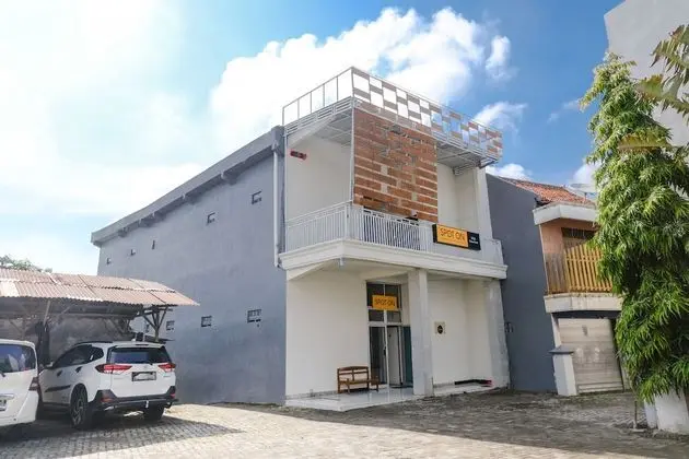 SPOT ON 2723 Gatsu Kost