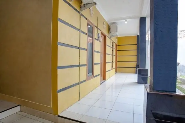 SPOT ON 2830 Azka Guest House Syariah - İç Mekan