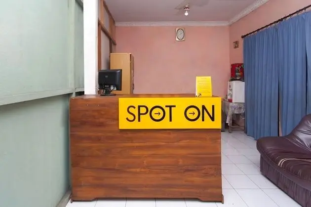 SPOT ON 2830 Azka Guest House Syariah - Lobi