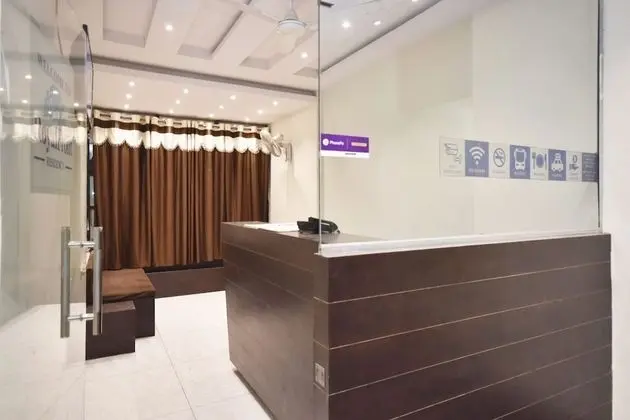 SPOT ON 29030 Hotel Royal Front - Lobi