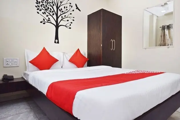 SPOT ON 29030 Hotel Royal Front - Oda