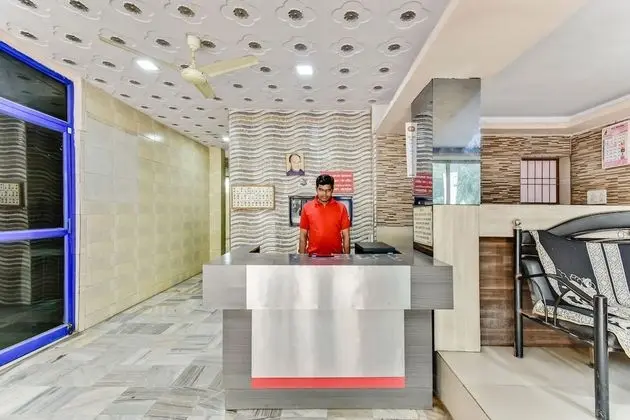 SPOT ON 40292 Hotel Shangrila Inn - Lobi