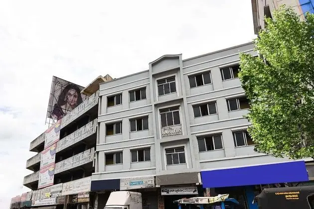 SPOT ON 41643 Karthik International