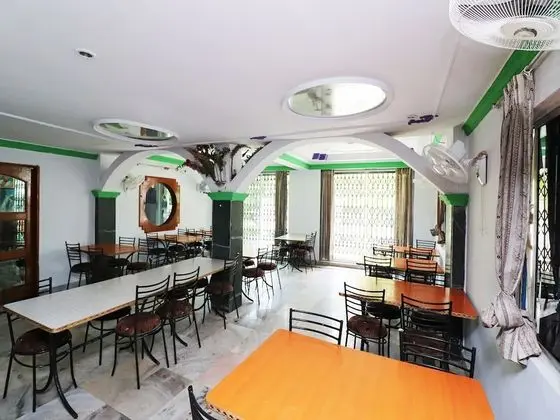 SPOT ON 43882 Hotel Jeevak International - Yerinde Yemek