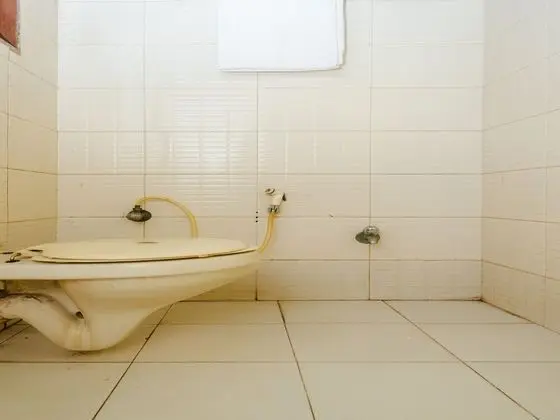 SPOT ON 45084 Hotel Navaratna Deluxe - Banyo Tipleri
