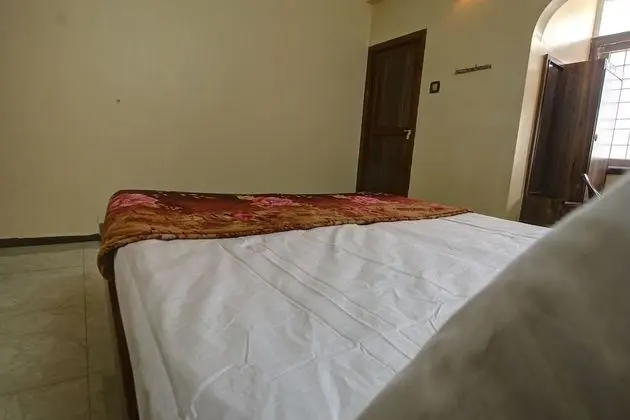 SPOT ON 45084 Hotel Navaratna Deluxe - Oda