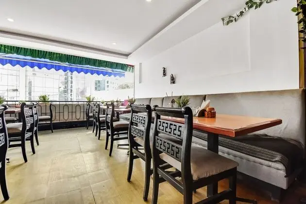 SPOT ON 60228 Hotel Shangrila - Yerinde Yemek
