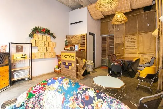 SPOT ON 729 The '90s Hostel - Lobi