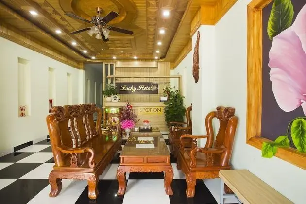 SPOT ON 855 Lucky Hotel - Lobi