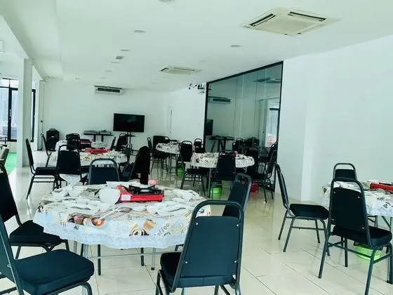 SPOT ON 89900 Jesselton Capsule Inn - Yerinde Yemek