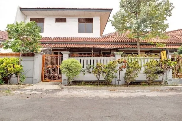 SPOT ON 90539 Taman Borobudur Guest House Syariah - Dış Mekan
