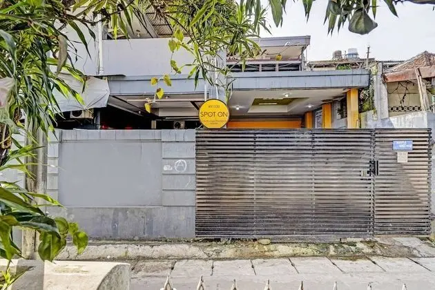 SPOT ON 91330 City Munigar Residence - Dış Mekan