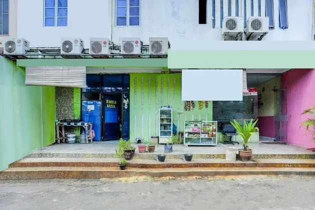 SPOT ON 91879 Emes Jaya Homestay