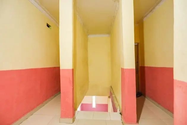 SPOT ON 91879 Emes Jaya Homestay - Lobi
