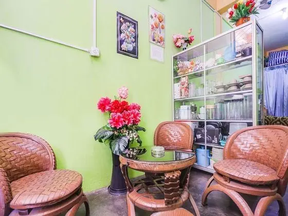 SPOT ON 91882 Bilqis Homestay - Lobi