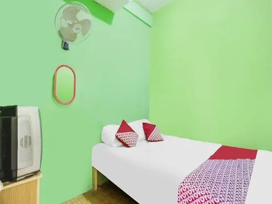 SPOT ON 91882 Bilqis Homestay - Oda