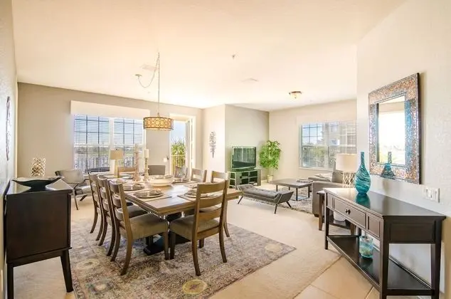 Spring Lakeview 3 Bedroom Condo by Redawning