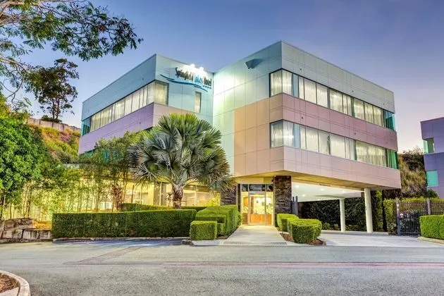 SPRINGFIELD LAKES HOTEL