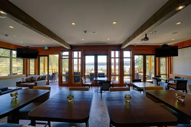 Sproat Lake Landing Resort - Lobi