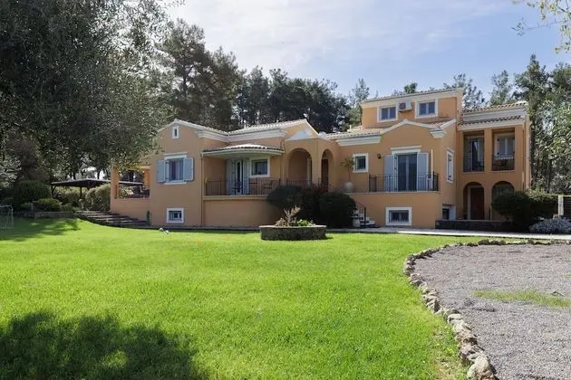 Spyrelia 4BD Villa with 2BD Guesthouse by Konnect, Private Pool & Outdoor Jacuzzi included