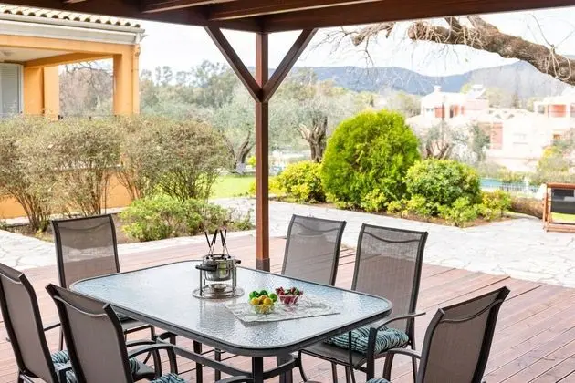 Spyrelia 4BD Villa with 2BD Guesthouse by Konnect, Private Pool & Outdoor Jacuzzi included - Yerinde Yemek