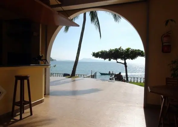 Squares Cafe and Apartments - Lobi