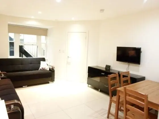 SS Property Hub - Large apartment near Hyde Park