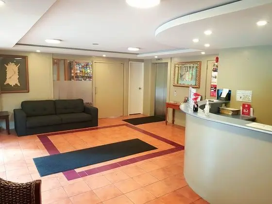 St James Apartments - Lobi