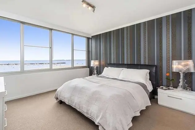 St Kilda Penthouse with Panaromic Bay and City View