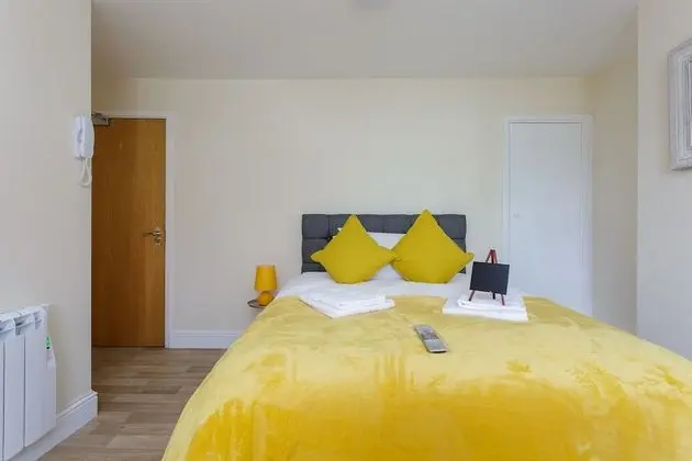 St Mary's Modern Central Huge Studio Apartments