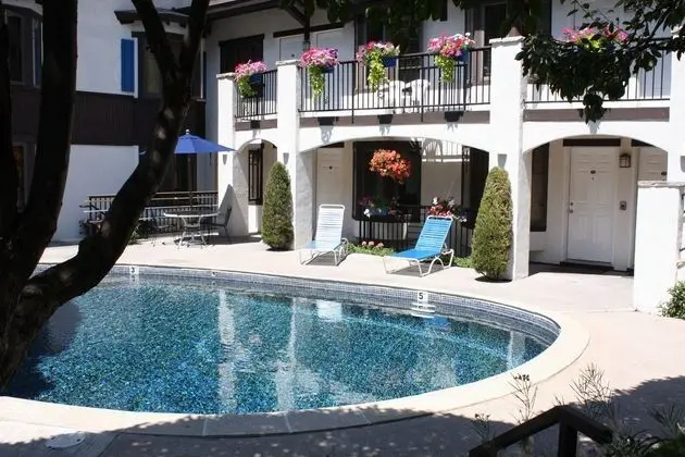St. Moritz Lodge & Condominiums - Havuz