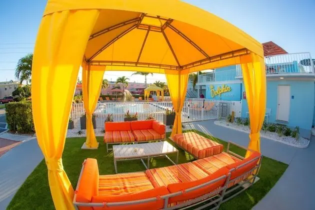 St Pete Beach Suites - Havuz
