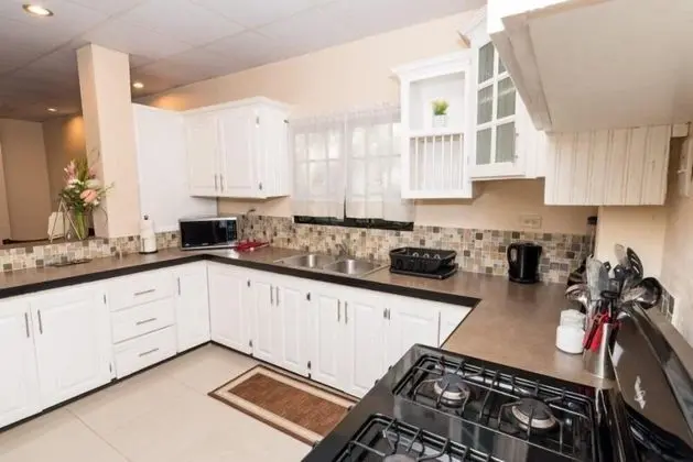 Stacys Place St James Ground Floor 2 Bedroom - Mutfak