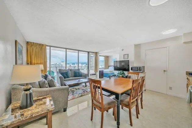 Standard Ocean View Condo - 35th Floor Views, Free Parking & Wifi by Redawning