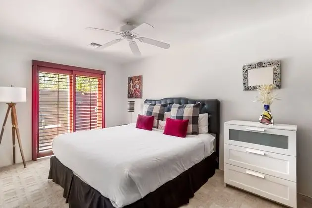 Starlit Desert Retreat - Oda