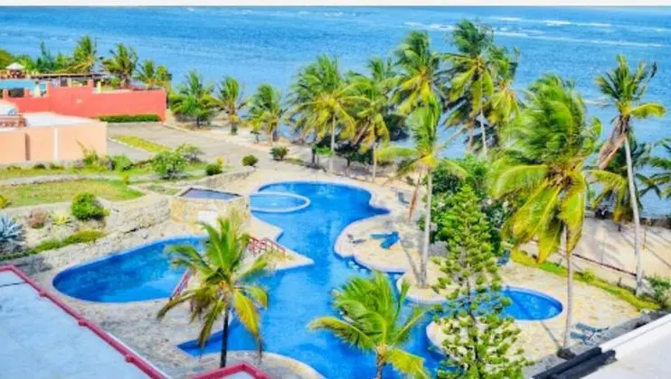 Stay.Plus Shanzu Beachfront Apartment - Havuz