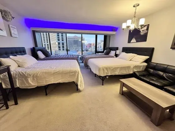 Stay together on the strip - 8 comfy beds w/view - Oda