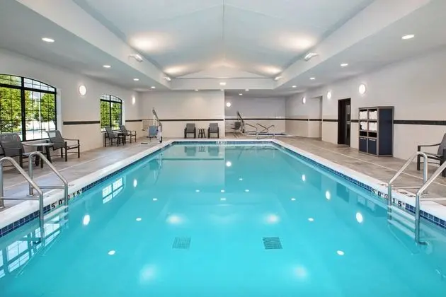 Staybridge Suites Bismarck - Havuz