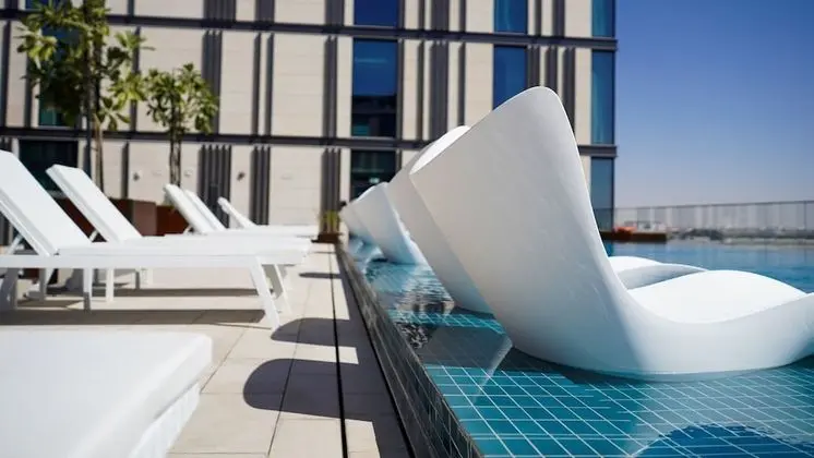 Staybridge Suites Dubai Al-Maktoum Airport, an IHG Hotel - Havuz