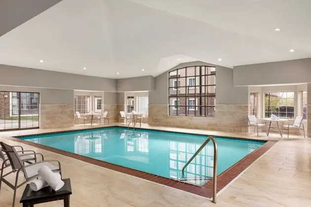 Staybridge Suites Fort Wayne - Havuz