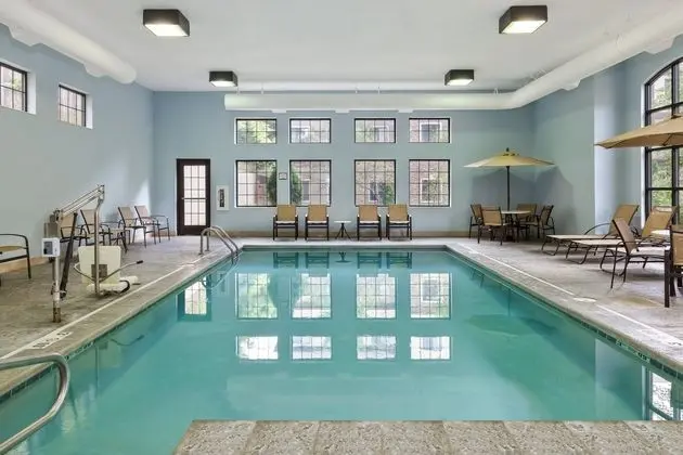 Staybridge Suites Kalamazoo - Havuz
