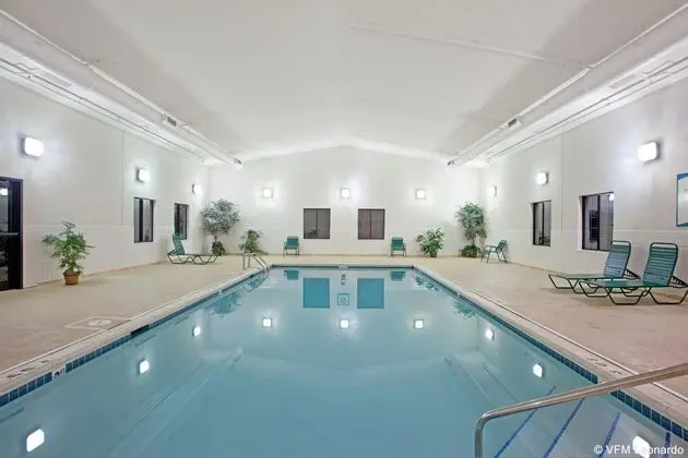 Staybridge Suites Lincolnshire - Havuz