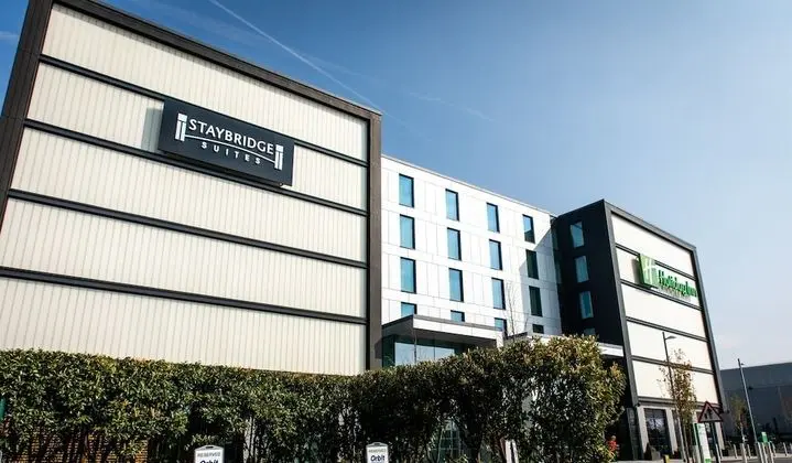Staybridge Suites London Heathrow - Bath Road, an IHG Hotel - Dış Mekan